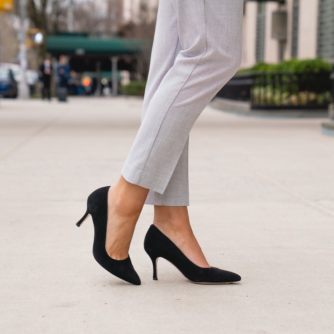Woman's pump with rounded tip in black suede heel 5